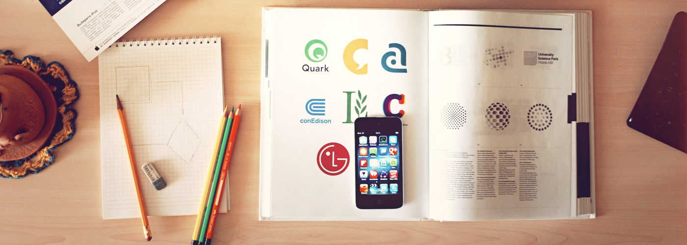 Lernbuch mit Smartphone